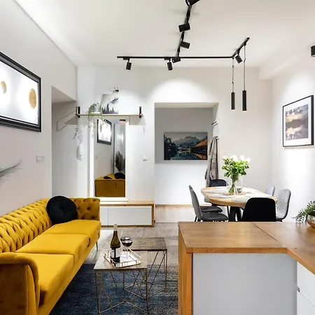 Luxe Living Castle View *